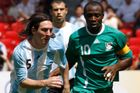 fotbal, finále OH 2008 v Pekingu, Argentina - Nigérie, Lionel Messi a Promise Isaac