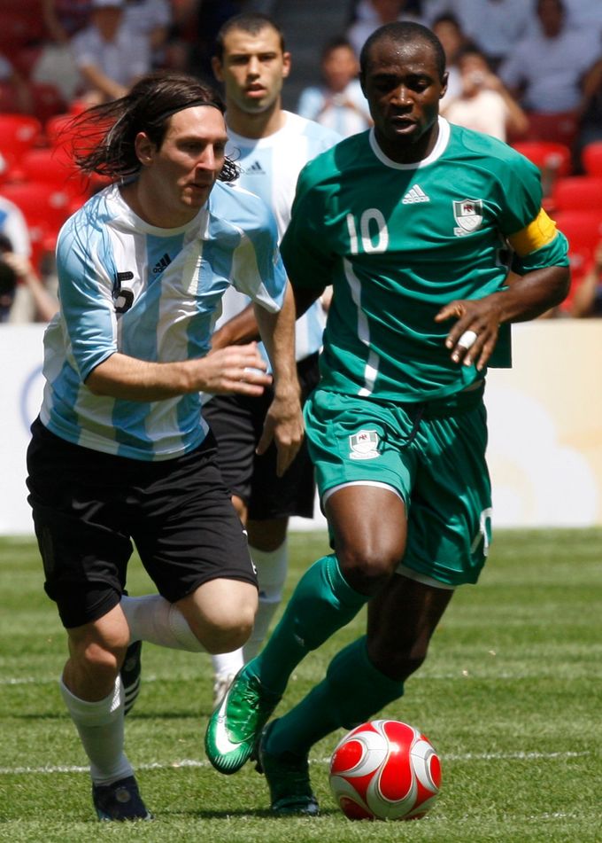 fotbal, finále OH 2008 v Pekingu, Argentina - Nigérie, Lionel Messi a Promise Isaac