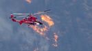 A firefighting helicopter approaches the Waldo Canyon fire west of Colorado Springs in Colorado June 26, 2012. A monster Colorado wildfire raging near some of the most visited tourist areas in the state took a turn for the worse on Tuesday as hot winds pushed flames north, prompting the evacuation of 7,000 more people, officials said. REUTERS/Rick Wilking (UNITED STATES - Tags: DISASTER ENVIRONMENT) Published: Čer. 27, 2012, 1:01 dop.