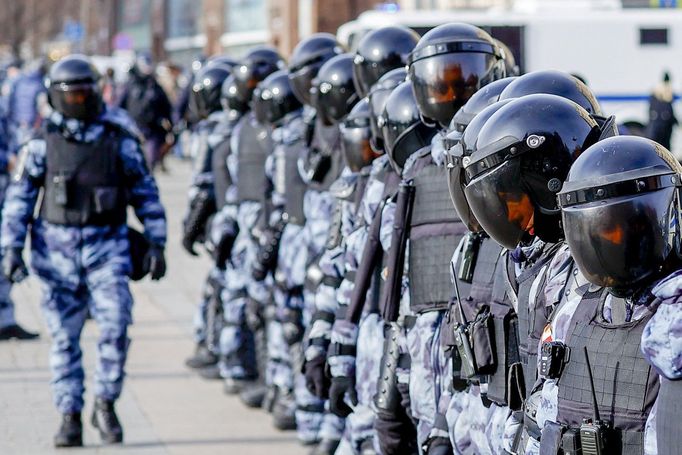 Policie v Moskvě zasahuje na protestu proti invazi, snímek z března 2022.