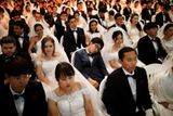 Hromadné svatby až tisíců párů - typický znak pro jihokorejskou Církev sjednocení.