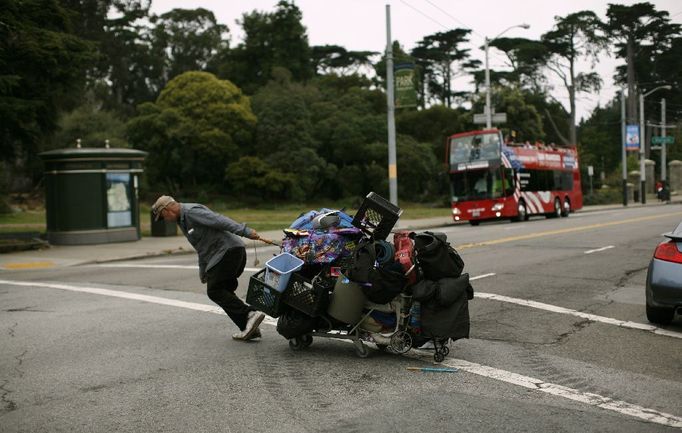 Se svým "domovem v nákupním košíku" na cestách v Haight Ashbury nedaleko San Francisca, v Kalifornii.