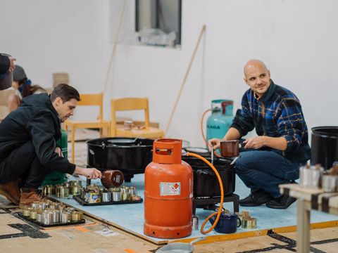 Svíčky z plechovek od tuňáka hřejí vojáky v první linii. Ty od skautů hoří hodiny