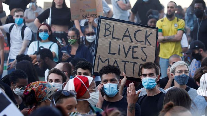 Demonstrace v Paříži připomínající černošského mladíka Adamu Traorého.