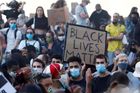 Barikády, ohně a házení kamenů. Násilné protesty proti rasismu se přelévají do Evropy