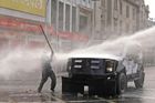 Santiago, Chile: demonstrant je zasažen proudem vody z vodního děla během násilností při prvomájovém shromáždění.