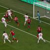 Maročan Azíz Buhaddúz si dává vlastní gól v zápase s Íránem na MS 2018