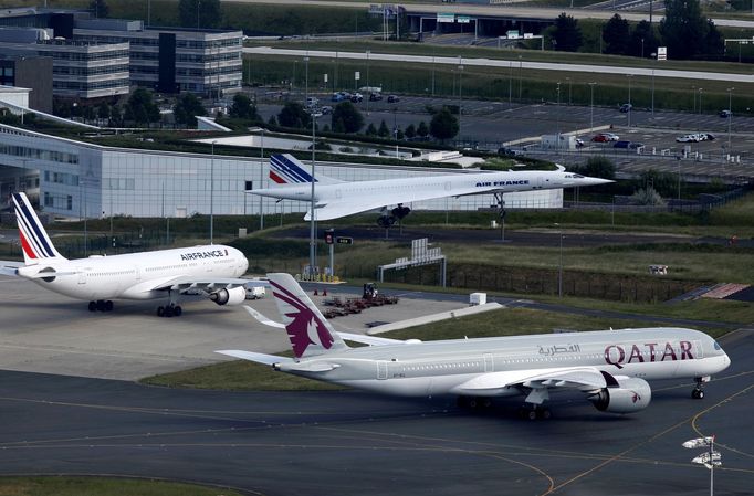 Odstavený Concorde na Letišti Charlese de Gaulla. Každý den zde kolem něj projíždí stroje, které směřují do celého světa. V popředí Airbus A380.