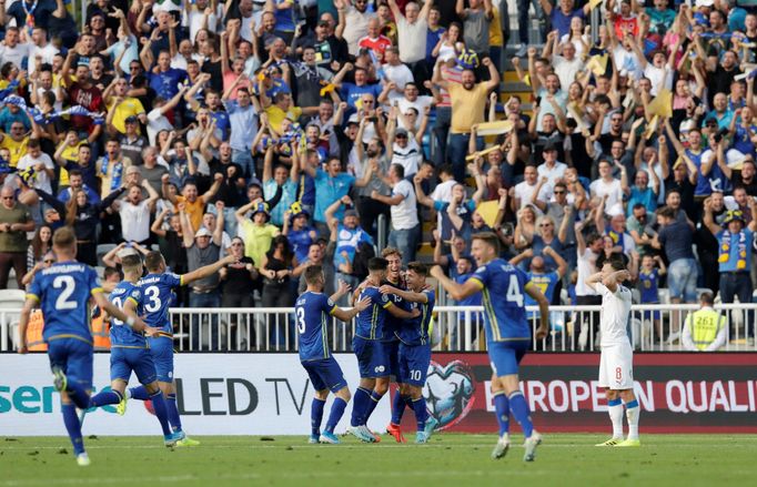 Fotbalisté Kosova slaví gól v zápase kvalifikace ME 2020 Kosovo - Česko.