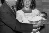 Taylorová s Mikem Toddem přinášejí domů z porodnice svou dceru, New York 1957.