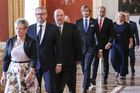 Je středa 27. června, Den památky obětí komunistického režimu, a zde přichází vláda, která by nevznikla bez přislíbené podpory komunistů (a ČSSD).