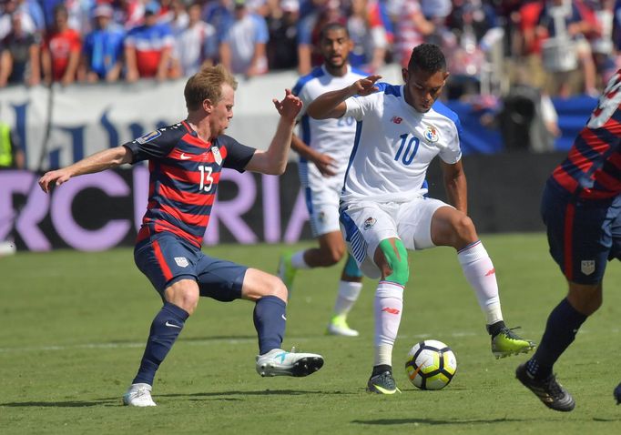 Ismael Diaz a Dax McCarty v utkání Panamy proti USA na Zlatém poháru 2017