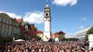 Účastníci Christopher Street Day (CSD) zaplavili 10. srpna 2025 ulice Bautzenu. Do města dorazilo přes tři tisíce lidí z celého Saska i okolních regionů, na menší město východního Německa působivá účast, která změnila centrum na duhové moře.