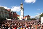 Účastníci Christopher Street Day (CSD) zaplavili 10. srpna 2025 ulice Bautzenu. Do města dorazilo přes tři tisíce lidí z celého Saska i okolních regionů, na menší město východního Německa působivá účast, která změnila centrum na duhové moře.