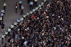 V Hongkongu ani o víkendu neustaly masové demonstrace.