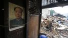 A portrait of the late Chinese Chairman Mao Zedong hangs on the wall of a damaged house after Saturday's earthquake hit Lushan county, Ya'an, Sichuan province, April 23, 2013. Hundreds of survivors of an earthquake that killed nearly 200 people in southwest China pushed into traffic on a main road on Monday, waving protest signs, demanding help and shouting at police. The earthquake killed 192 people, left 23 missing, and injured more than 11,000, state media reported. Picture taken April 23, 2013. REUTERS/Darley Shen (CHINA - Tags: DISASTER POLITICS TPX IMAGES OF THE DAY) CHINA OUT. NO COMMERCIAL OR EDITORIAL SALES IN CHINA Published: Dub. 24, 2013, 5:41 dop.