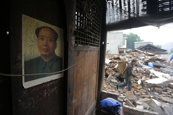 A portrait of the late Chinese Chairman Mao Zedong hangs on the wall of a damaged house after Saturday's earthquake hit Lushan county, Ya'an, Sichuan province, April 23, 2013. Hundreds of survivors of an earthquake that killed nearly 200 people in southwest China pushed into traffic on a main road on Monday, waving protest signs, demanding help and shouting at police. The earthquake killed 192 people, left 23 missing, and injured more than 11,000, state media reported. Picture taken April 23, 2013. REUTERS/Darley Shen (CHINA - Tags: DISASTER POLITICS TPX IMAGES OF THE DAY) CHINA OUT. NO COMMERCIAL OR EDITORIAL SALES IN CHINA Published: Dub. 24, 2013, 5:41 dop.