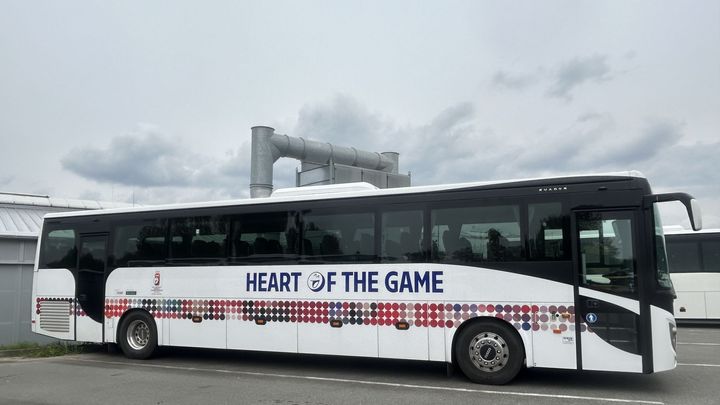 Auta a hokejové mistrovství v Praze. Hokejisty vozí autobusy Iveco, vlaky i škodovky