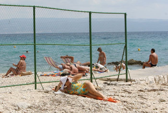 Kousek plotu zůstal