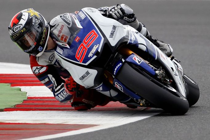 Španělský motocyklový jezdec Yamahy, Jorge Lorenzo v kategorii MotoGP na Grand Prix Velké Británie 2012.