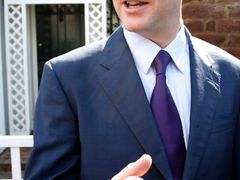 Vůdce liberálů Nick Clegg označoval šéfa konzervativců během předvolební kampaně za arogantního, teď s ním rychle našel společný jazyk
