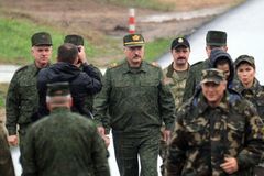Běloruští vojáci mají radši Rusko než Lukašenka. Na Západ kašlou, říká analytik