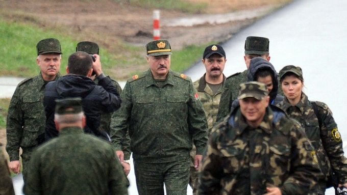 Alexandr Lukašenko (uprostřed) s běloruskými vojáky.