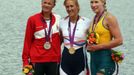 Česká veslařka Miroslava Knapková (uprostřed) slaví zlatou medaili na OH 2012. Vlevo je stříbrná Dánka Udby Erichsenová a vpravo bronzová Australanka Kim Crowová.