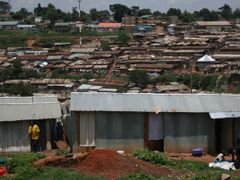 V nairobském slumu Kibera žije bezmála milión lidí.