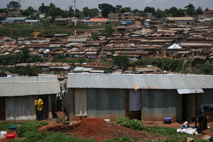 V nairobském slumu Kibera žije bezmála milión lidí.