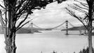 Záběr na stavbu mostu Golden Gate Bridge u města San Francisco v Kalifornii v USA. Snímek z roku 1936.