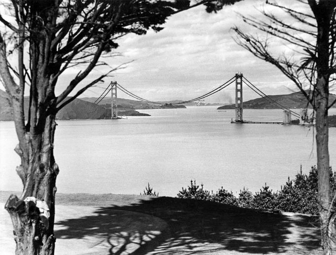 Záběr na stavbu mostu Golden Gate Bridge u města San Francisco v Kalifornii v USA. Snímek z roku 1936.