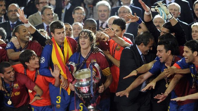 Gerard Piqué a Carles Puyol slaví se spoluhráči triumf v Lize mistrů v roce 2009.
