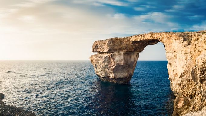 Tuto krásu už si nevyfotíte. Malta přišla o přírodní skalní bránu známou jako Azurové okno