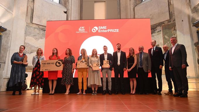 TOP10 finalistů soutěže SME EnterPRIZE 2023 na galavečeru společně s Romanem Jurášem (CEO Generali České) zprava a zleva s Helenou Továrkovou (ředitelka Nadace Veronika)