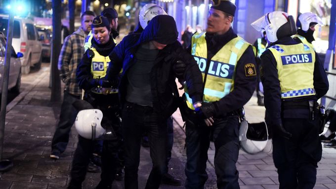 Švédská policie zatýká člověka podezřelého z trestného činu.