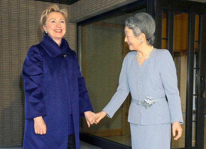 Jako nesmírně bezprostřední hodnotila japonská média setkání Hillary Clintonové s císařovnou Michiko.