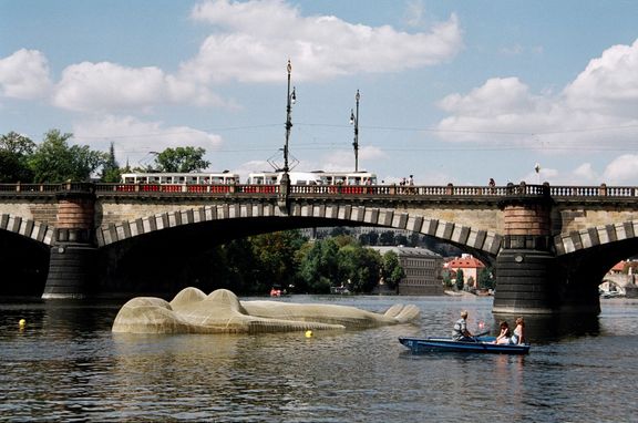Kurt Gebauer: Ponorná socha Vltava, 2000