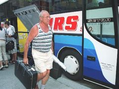 Turisty zkrachovalé cestovky někdy musí do vlasti přivézt autobusy jiných kanceláří.