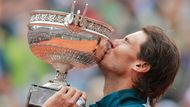 Nadal vyhrával jeden zápas za druhým. Nejprve zkoušel jen menší podniky, aby se dostal do pohody, ale pak zvládl i tvrdý povrch v Indian Wells, Triumfoval v Barceloně, Madridu, Římě a korunu antukové sezoně nasadil na svém oblíbeném French Open.