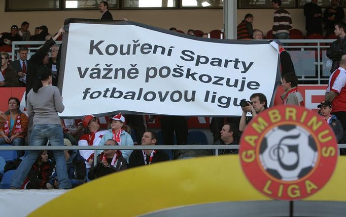 Fanoušci už jsou se vším vybavením na místě, derby může začít.