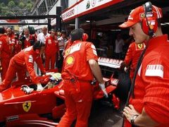 Michael Schumacher v boxech Ferrari.
