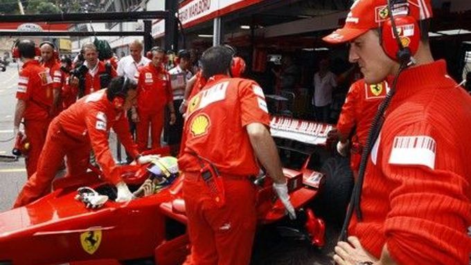 Dohled Michaela Schumachera v boxech Ferrari v Monaku příliš nepomohl.