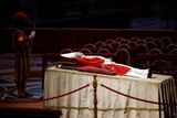 V chrámu je vystavená rakev se zesnulým emeritním papežem Benediktem XVI.