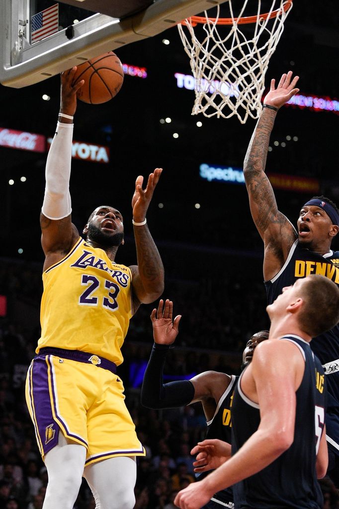 basketbal, NBA 2018/2019, Los Angeles - Denver, LeBron James útočí na koš