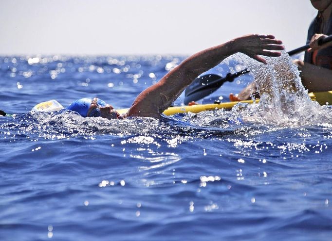 Endurance swimmer Diana Nyad swims in the Florida Straits between Cuba and the Florida Keys in this August 20, 2012 handout photo. After being delayed by a weather squall line late Sunday night and early Monday morning, her team reported that Nyad was back on course in her effort to be the first swimmer to transit the Florida Straits from Cuba to the Keys without a shark cage. REUTERS/Christi Barli/Diana Nyad/Florida Keys News Bureau/Handout. (UNITED STATES - Tags: PROFILE SPORT SOCIETY) NO SALES. NO ARCHIVES. FOR EDITORIAL USE ONLY. NOT FOR SALE FOR MARKETING OR ADVERTISING CAMPAIGNS. THIS IMAGE HAS BEEN SUPPLIED BY A THIRD PARTY. IT IS DISTRIBUTED, EXACTLY AS RECEIVED BY REUTERS, AS A SERVICE TO CLIENTS Published: Srp. 20, 2012, 10:15 odp.