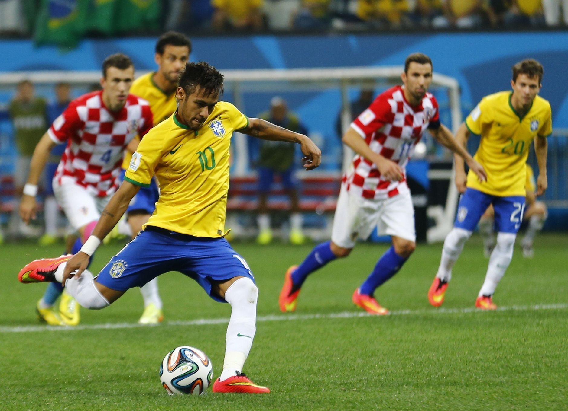 MS 2014, Brazílie-Chorvatsko: Neymar proměňuje penaltu