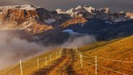 La Valle. Pohled do části údolí Alta Badia s prvním sněhem na vrcholcích štítů.