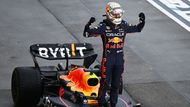 Pár desítek minut ostrého závodu stačilo k tomu, aby mohl být Max Verstappen podruhé korunován.