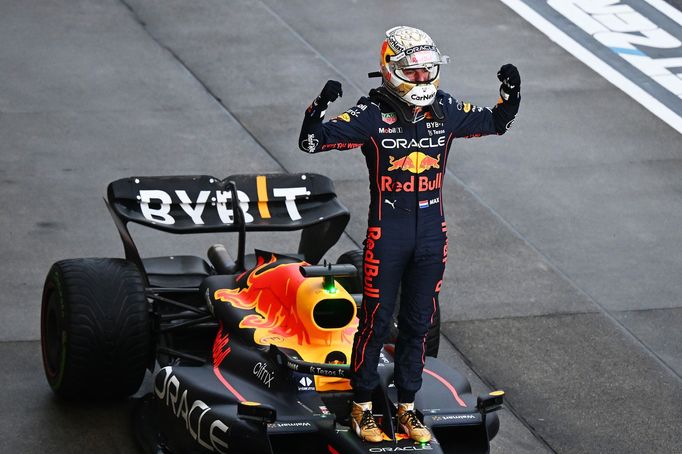 Max Verstappen z Red Bullu slaví po VC Japonska titul mistra světa F1